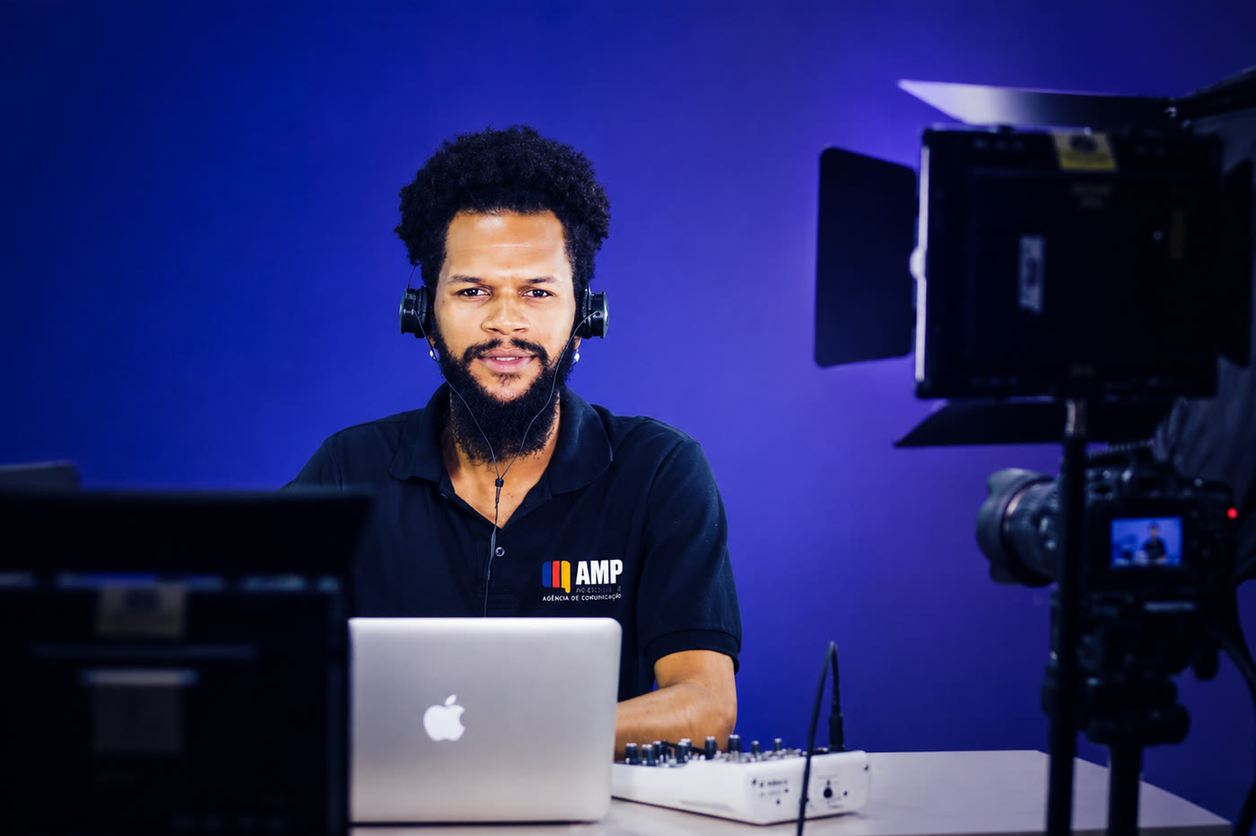 Equipe da AMP em estúdio, com câmera, microfone e mesa de som